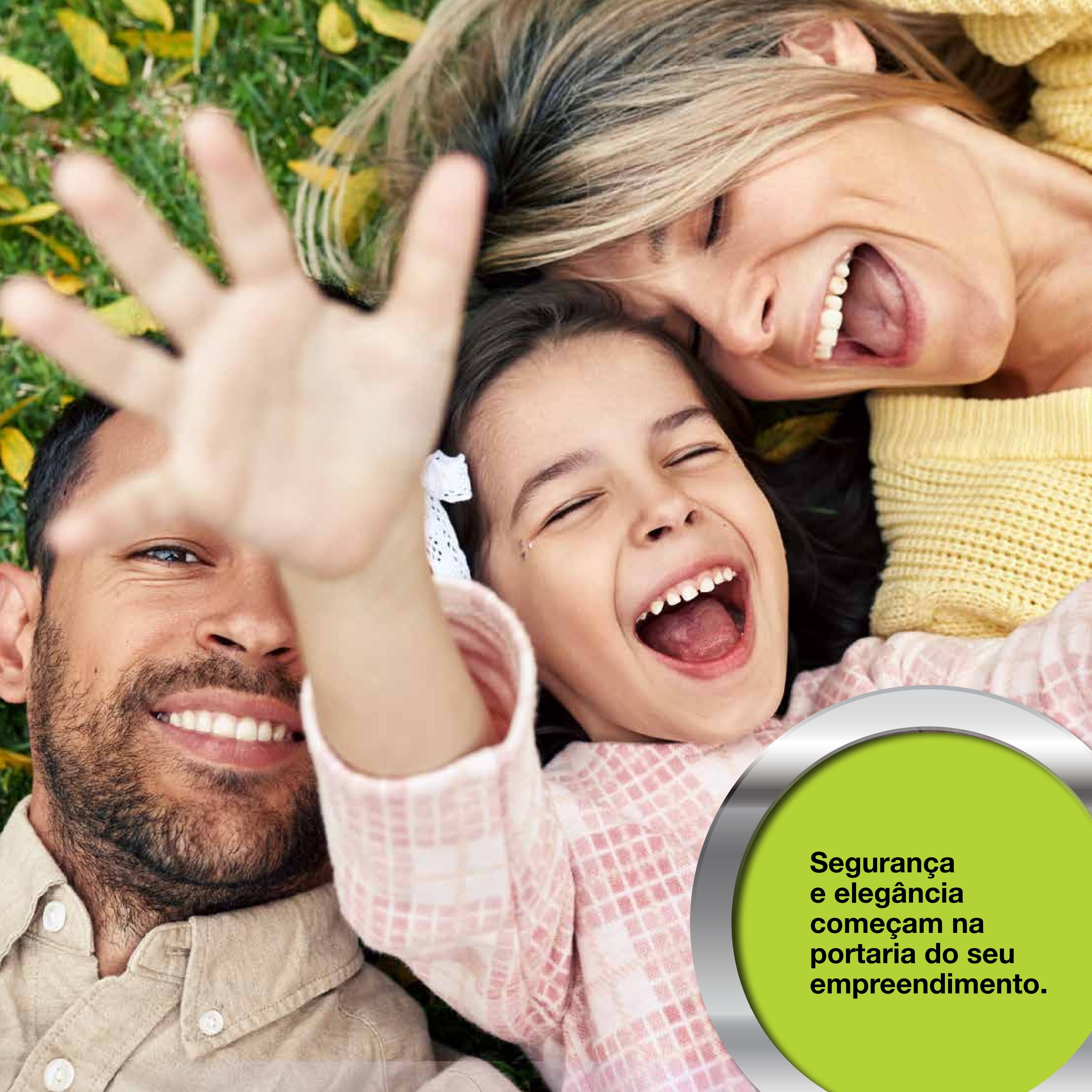 Família representando a conquista da casa própria pelo MCMV